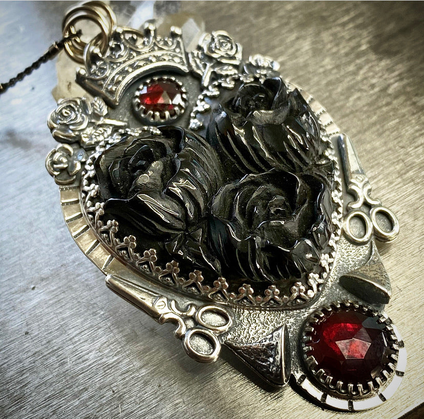 N7116 Queen of Hearts Swarovski Crystal Necklace - Cerijewelry